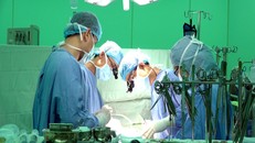 Các bác sĩ phẫu thuật tim cho bệnh nhi. Ảnh Bệnh viện cung cấp