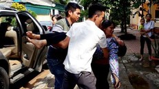 Các công nhân bi choáng váng, ngất xỉu được đưa đi cấp cứu. Ảnh: Báo Yên Bái