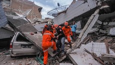 Lực lượng cứu hộ Indonesia đang đưa một nạn nhân sống sót khỏi đống đổ nát tại Palu vào ngày 30/9. Ảnh: Reuters.