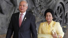 Cựu thủ tướng Malaysia Najib Razak và vợ, Rosamh tại Bali tháng 11/2011. Ảnh: Reuters.