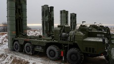 Xe phóng đạn thuộc tổ hợp phòng không S-400 Nga. Ảnh: TASS.