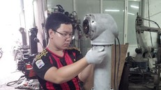 Một thành viên dự án tham gia việc lắp ghép robot 6 bậc tự do. Ảnh: TS Ðỗ Trần Thắng cung cấp