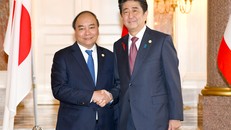 Thủ tướng Nhật Bản Shinzo Abe đón Thủ tướng Nguyễn Xuân Phúc dự Hội nghị Cấp cao hợp tác Mekong-Nhật Bản. Ảnh: VGP/Quang Hiếu