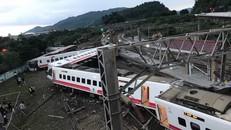 Tàu hỏa Đài Loan trật khỏi đường ray: Ít nhất 17 người chết, khoảng 100 người bị thương
