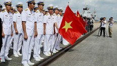 Thủy thủ đoàn tàu Trần Hưng Đạo trong lễ khai mạc ACMEX 2018. Ảnh: Báo Hải quân.