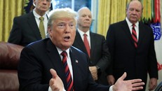 Khi được hỏi về mối quan hệ của Mỹ với Ảrập Xêút từ đây về sau, Tổng thống Donald Trump nói ông sẽ để tùy Quốc hội quyết định cách thức phản ứng về vụ giết nhà báo Khashoggi. (Ảnh: AP)