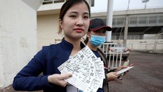 CĐV xếp hàng ngập mặt, vé chợ đen tăng phi mã 10 lần