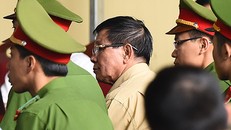 Ông Vĩnh ngồi ở hàng ghế bị cáo vào sáng 14/11. Ảnh: Giang Huy.