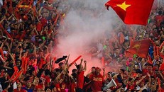 Đội tuyển Việt Nam có thể chịu án phạt nặng nếu CĐV tiếp tục đốt pháo sáng trên sân vận động.