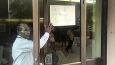 Cửa kính vào khu vực họp của đảng đối lập bị đập vỡ toang. Ảnh: AP