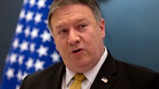Ngoại trưởng Mỹ Mike Pompeo tuyên bố Washington ủng hộ ứng viên Hàn Quốc Kim Jong Yang làm giám đốc Interpol. Ảnh: AP