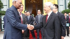 Tổng Bí thư, Chủ tịch nước Nguyễn Phú Trọng tiễn Tổng thống Ấn Độ Ram Nath Kovind sau khi kết thúc hội đàm. Ảnh: Trí Dũng/TTXVN
