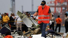 Một nhân viên Ủy ban An toàn Giao thông Quốc gia Indonesia kiểm tra mảnh vỡ của chiếc Boeing 737 MAX 8. Ảnh: Reuters.