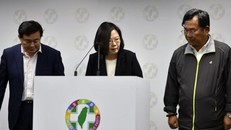 Lãnh đạo Đài Loan Thái Anh Văn (giữa) phát biểu từ chức tại Đài Bắc hôm nay. Ảnh: AFP.