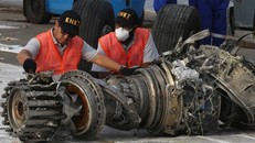 Các điều tra viên Indonesia đang xem động cơ máy bay JT610 trục vớt được dưới biển. Ảnh: AP
