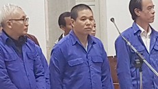 Thế Anh (ở giữa) và hai cấp phó tại tòa.