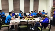 Toàn đội phải chờ làm thủ tục nhập cảnh.