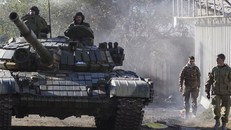 Nga điều xe tăng chốt dọc biên giới, quyết không thả thủy thủ Ukraina