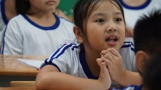 Giáo viên tiểu học long đong tìm lại lớp dạy sau kì nghỉ hậu sản