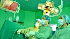 Các bác sĩ Bệnh viện Đại học Y Dược TP HCM đang thực hiện một ca phẫu thuật nội soi. Ảnh: N.P