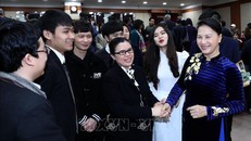 Chủ tịch Quốc hội Nguyễn Thị Kim Ngân với sinh viên Việt Nam đang học tập tại trường Đại học Quốc gia Pukyong (Hàn Quốc). Ảnh: Trọng Đức/TTXVN