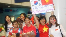 Nhiều người hâm mộ Việt Nam đến sân bay quốc tế Kuala Lumpur đón đội tuyển Việt Nam tối 7/12. Ảnh: Hà Ngọc/TTXVN