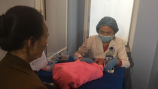 Giọt máu ở gót chân bé sơ sinh giúp phát hiện bệnh nan y