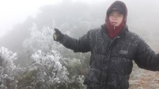 Anh Thao vui vẻ chơi với băng tuyết trên đỉnh Mẫu Sơn *ảnh: H.S. Thao