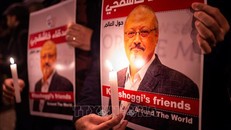 Thắp nến tưởng niệm nhà báo Jamal Khashoggi bên ngoài lãnh sự quán Saudi Arabia ở Istanbul, Thổ Nhĩ Kỳ ngày 25/10. Ảnh: AFP/TTXVN