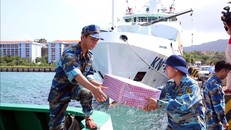 Hàng ngàn suất quà được tập kết lên 4 tàu vận tải, sẵn sàng lên đường đến với cán bộ, chiến sĩ và nhân dân quần đảo Trường Sa. Ảnh: Quang Thái/TTXVN