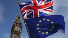 Cờ Anh (phía trên) và cờ EU (phía dưới) tại London, Anh. (Ảnh: AFP/TTXVN)