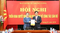 Trưởng Ban Kinh tế Trung ương Nguyễn Văn Bình trao quyết định bổ nhiệm cho ông Nguyễn Hữu Nghĩa