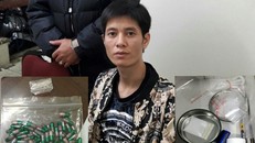 Khoa Năng Quý và tang vật bị lực lượng chức năng bắt giữ. Ảnh M.T