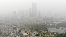 Cao ốc Hà Nội chìm trong sương mù dày đặc như Sa Pa