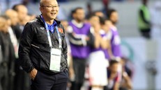 HLV Park Hang-seo thoải mái chứng kiến các học trò sút luân lưu trong trận đấu với Jordan tối qua. Ảnh: Anh Khoa.