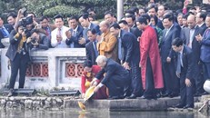 Tổng bí thư, Chủ tịch nước Nguyễn Phú Trọng cùng phu nhân thả cá chép tại hồ Hoàn Kiếm. Ảnh: Hà Trung.