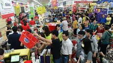 Chen chân 'nghẹt thở' mua sắm ở siêu thị ngày sát Tết