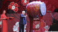 Tổng Bí thư, Chủ tịch nước Nguyễn Phú Trọng đánh trống khai hội Xuân Kỷ Hợi 2019.