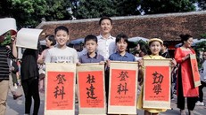 Nườm nượp người kéo đến xin chữ đầu năm ở Văn Miếu