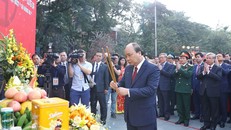 Thủ tướng Nguyễn Xuân Phúc dâng hương tại Lễ kỷ niệm. Ảnh: VGP/Quang Hiếu
