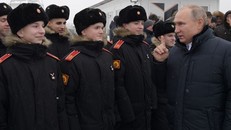 Tổng thống Vladimir Putin gặp học viên trường sĩ quan Nga, tháng 1.2019. Ảnh: Reuters