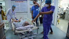 Nhiều bệnh nhân ngộ độc rượu, tai biến mạch máu não, đột quỵ được chuyển vào khoa cấp cứu bệnh viện Bạch Mai dịp Tết Nguyên đán. Ảnh: Giang Huy