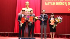 Đồng chí Nguyễn Văn Đọc, Bí thư Tỉnh ủy, Chủ tịch HĐND tỉnh Quảng Ninh trao các quyết định, nghị quyết cho các đồng chí nhận nhiệm vụ mới.