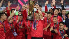 HLV Park Hang-seo nâng cao Cup vô địch AFF tại Mỹ Đình vào tháng 12/2018.