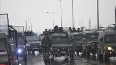 Binh sĩ bán quân sự Ấn Độ gác gần khu vực xảy ra vụ tấn công gần thị trấn Lethpora, huyện Pulwama thuộc bang Jammu và Kashmir do Ấn Độ kiểm soát. Ảnh: THX/TTXVN