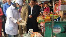 Nhân viên y tế test nhanh sản phẩm giò tại cổng đền Trần. Ảnh: Lê Nga.