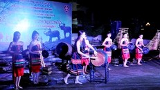 Một buổi diễn tấu của đội chiêng nữ dân tộc Ê Đê Bih ở Buôn Trấp, thị trấn Buôn Trấp, huyện Krông Ana, tỉnh Đác Lắc.