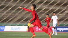 Minh Bình mừng bàn ấn định tỷ số không lâu sau khi được tung vào sân thay người. Ảnh: Anh Lê.