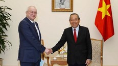 Phó Thủ tướng Trương Hòa Bình tiếp ông Alexander Anikin. (Ảnh: Doãn Tấn/TTXVN)