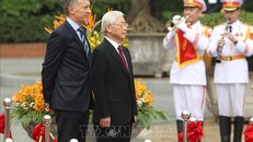 Tổng Bí thư, Chủ tịch nước Nguyễn Phú Trọng và Tổng thống Argentina Mauricio Macri tại lễ đón chính thức. Ảnh: Lâm Khánh/TTXVN